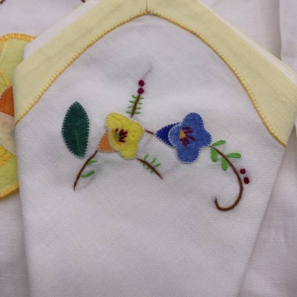 2 Vintage yellow embroidered flowers unique sets of cloth placemats with napkins - Picture 5 of 12